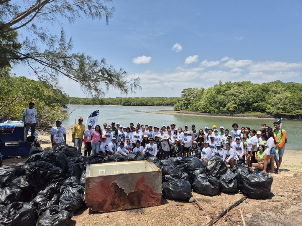 Projeto Floresta de Alimentos recolhe quase 1 tonelada de lixo no estuário do Rio Mundaú