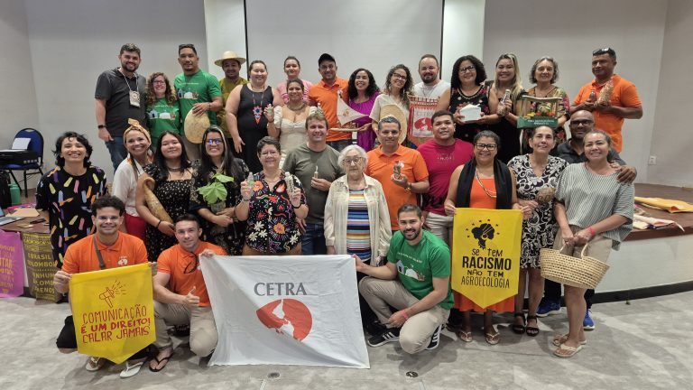 Pessoas reunidas segurando bandeiras e acenando para a foto