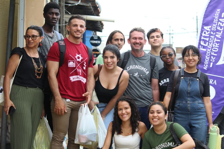 Estudantes e professores do curso de Agronomia da Unilab posam para foto na sede do CETRA em Fortaleza