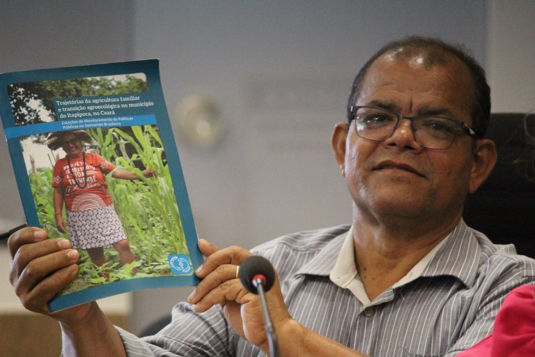 Vereador Pequeno do Maceió (REPUBLICANOS) com a cartilha do estudo de caso realizado durante a execução do projeto Cultivando Futuros no Semiárido