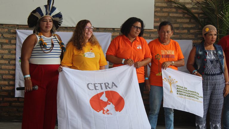 Mulheres segurando bandeiras posando para foto